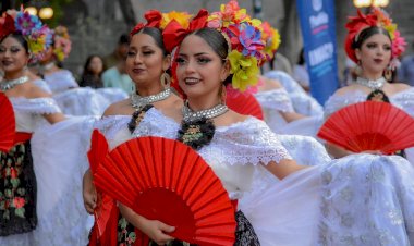 El zócalo de la ciudad de Puebla se llenó de arte antorchista