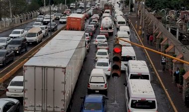 Caos vial y accidentes en la México-Puebla por obras del trolebús