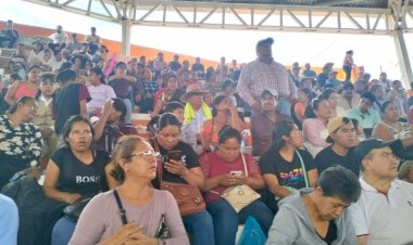 300 campesinos michoacanos asisten a conferencia de Aquiles Córdova