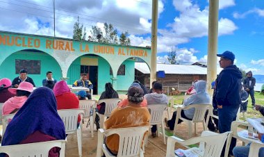 Buzos conquista lectores campesinos en Mixteca oaxaqueña