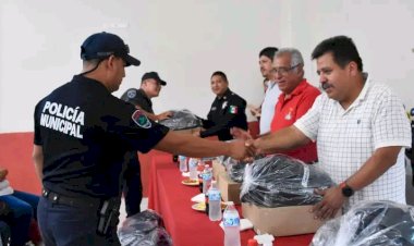 Gobierno Antorchista de Huitzilan entrega uniformes a policías