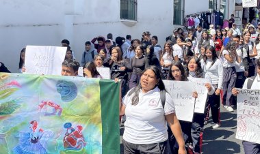 Logran estudiantes y artistas de Morelos transporte para asistir a la Espartaqueada 2025