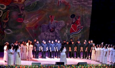 Solistas, coros, duetos y rondallas de la categoría Juvenil B alegran el escenario del Teatro ACM