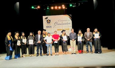 IDES celebra graduación de primera generación de Pedagogía