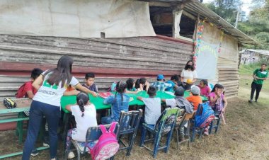 En salones de trapo y lonas, así dan clases maestros en escuelas de Xalapa