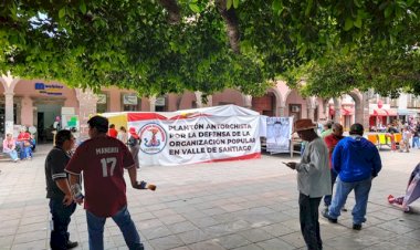 Antorchistas protestan durante desfile en Valle de Santiago