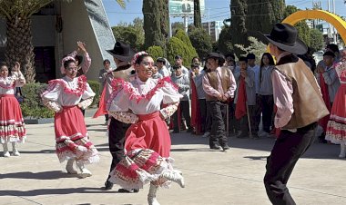 Estudiantes, docentes y padres de familia exigen educación digna con arte y cultura en Durango