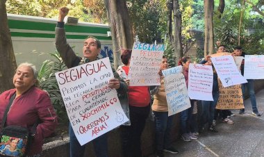 Antorchistas de Xochimilco se manifestaron frente a la oficinas de SEGIAGUA